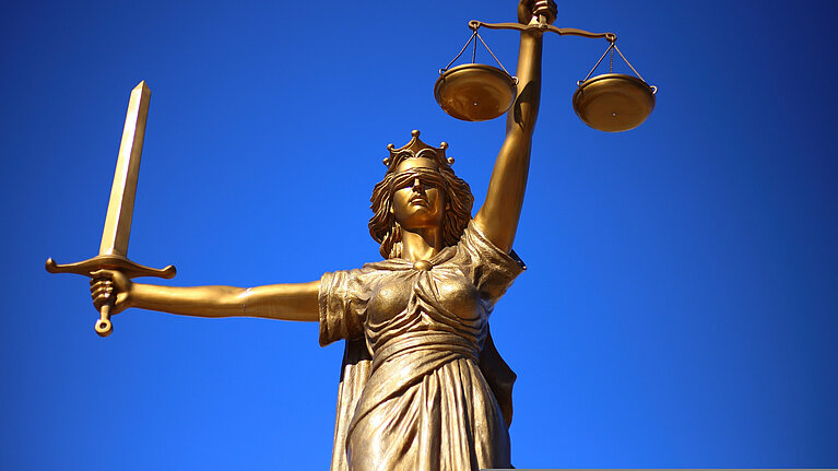 Justizia schwingt ihr Damoklesschwert